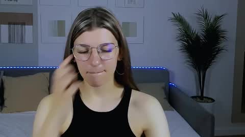 Snapshot of annathorne chatting on May 24, 4:28 am Im Anna online show from May 24, 4:28 am