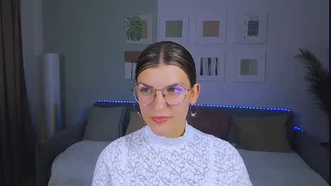 Snapshot of annathorne chatting on May 29, 11:30 am Im Anna online show from May 29, 11:30 am