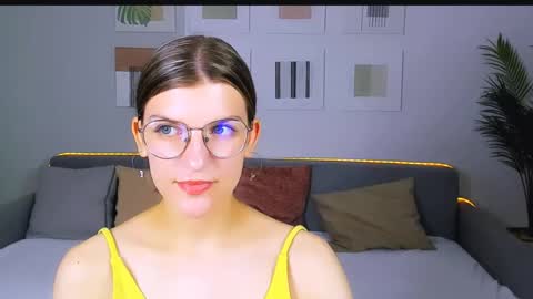 Snapshot of annathorne chatting on June 1, 8:27 am Im Anna online show from June 1, 8:27 am