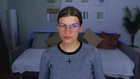 Snapshot of annathorne chatting on June 8, 8:37 am Im Anna online show from June 8, 8:37 am