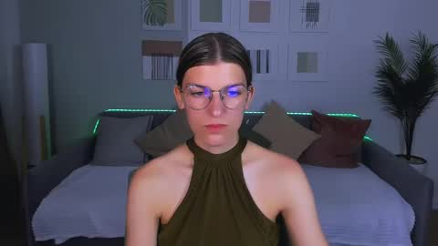 Snapshot of annathorne chatting on June 9, 4:24 am Im Anna online show from June 9, 4:24 am