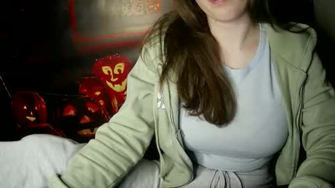 Snapshot of annbelll chatting on October 22, 5:34 pm Bella online show from October 22, 5:34 pm