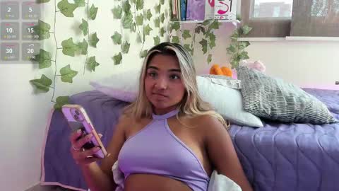 Snapshot of annebull_ chatting on January 22, 8:49 pm Anne online show from January 22, 8:49 pm