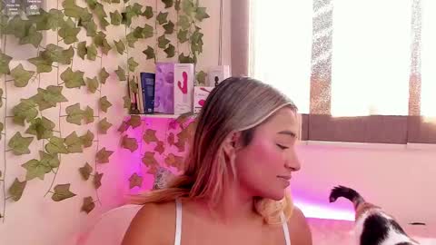 Snapshot of annebull_ chatting on February 9, 6:58 pm Anne online show from February 9, 6:58 pm
