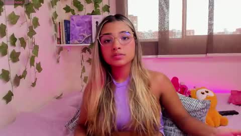 Snapshot of annebull_ chatting on February 19, 9:58 pm Anne online show from February 19, 9:58 pm