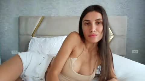 Snapshot of annehotxxx chatting on June 16, 7:11 am AnneHotxxx online show from June 16, 7:11 am