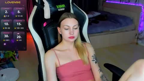 Snapshot of annie69kiss chatting on November 8, 8:07 pm Annie online show from November 8, 8:07 pm