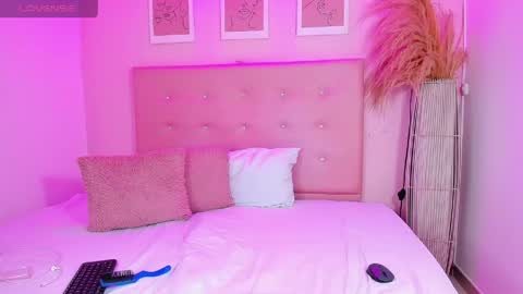 annie_dolce_ online show from April 29, 10:05 pm