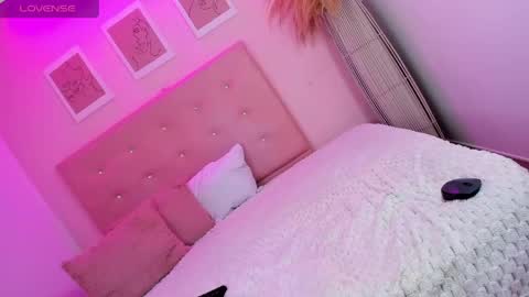 annie_dolce_ online show from June 3, 2:33 pm