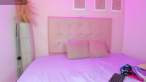 annie_dolce_ online show from June 30, 12:28 pm
