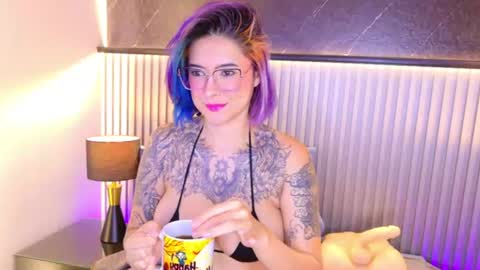 Snapshot of annie_hawk chatting on July 17, 8:32 am ANNIE HAWK online show from July 17, 8:32 am