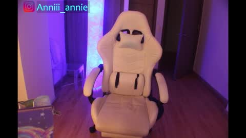 Snapshot of annie_snow_ chatting on February 23, 10:40 pm JEANNE no olvides seguirme dont forget follow me uu online show from February 23, 10:40 pm