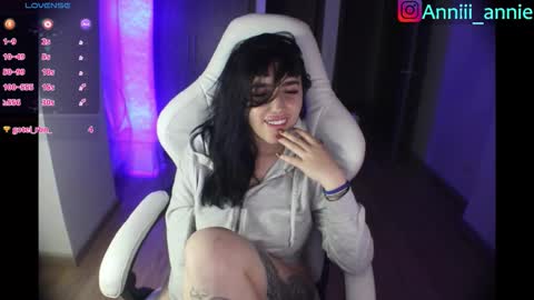 Snapshot of annie_snow_ chatting on February 28, 11:28 pm JEANNE no olvides seguirme dont forget follow me uu online show from February 28, 11:28 pm