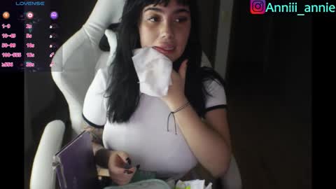 Snapshot of annie_snow_ chatting on March 18, 12:25 am JEANNE no olvides seguirme dont forget follow me uu online show from March 18, 12:25 am