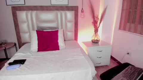 Snapshot of anniebluee_ chatting on April 4, 12:24 pm Annie Bluee online show from April 4, 12:24 pm