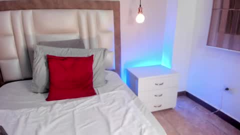 Snapshot of anniebluee_ chatting on April 14, 12:11 pm Annie Bluee online show from April 14, 12:11 pm