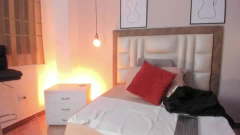 Snapshot of anniebluee_ chatting on April 18, 12:42 pm Annie Bluee online show from April 18, 12:42 pm