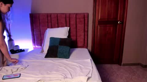 Snapshot of anniebluee_ chatting on May 1, 12:54 pm Annie Bluee online show from May 1, 12:54 pm