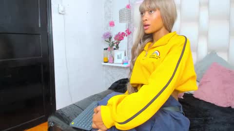 Snapshot of anniee_love_ chatting on March 3, 6:22 pm Anto online show from March 3, 6:22 pm