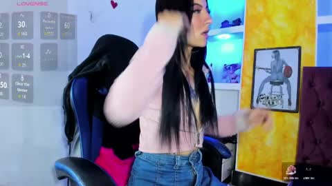 Snapshot of anniee_x chatting on June 1, 11:45 am Anniee online show from June 1, 11:45 am