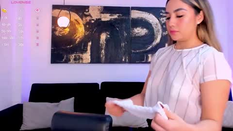 Annie Monroe online show from December 19, 2:35 pm