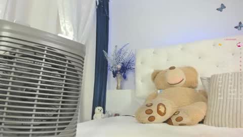 Snapshot of annigv chatting on January 13, 3:23 am Angels Melody online show from January 13, 3:23 am