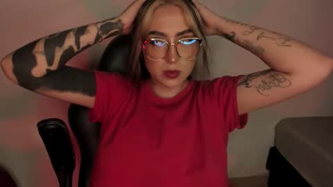 Snapshot of annikamerliahh_ chatting on November 6, 11:59 pm Annika online show from November 6, 11:59 pm