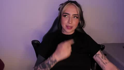 Snapshot of annikamerliahh_ chatting on November 8, 10:19 pm Annika online show from November 8, 10:19 pm