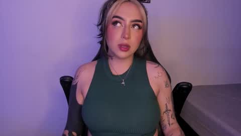 Snapshot of annikamerliahh_ chatting on November 12, 3:18 am Annika online show from November 12, 3:18 am