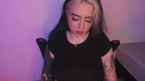 Snapshot of annikamerliahh_ chatting on November 13, 4:11 am Annika online show from November 13, 4:11 am