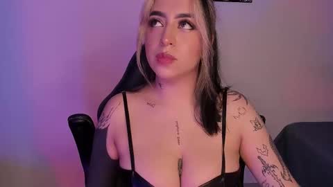 Snapshot of annikamerliahh_ chatting on November 18, 9:52 pm Annika online show from November 18, 9:52 pm