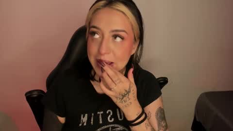 Snapshot of annikamerliahh_ chatting on November 28, 2:42 pm Annika online show from November 28, 2:42 pm