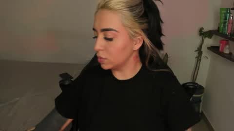 Snapshot of annikamerliahh_ chatting on December 14, 5:07 pm Annika online show from December 14, 5:07 pm