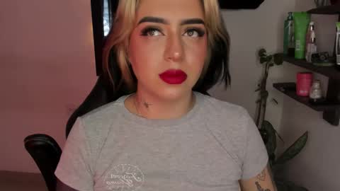 Snapshot of annikamerliahh_ chatting on December 22, 2:03 pm Annika online show from December 22, 2:03 pm