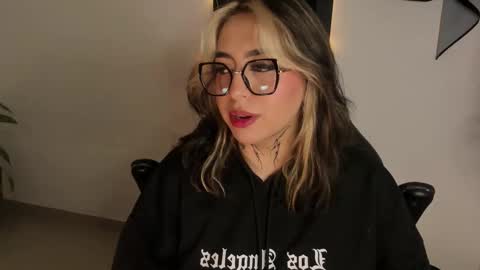 Snapshot of annikamerliahh_ chatting on February 1, 10:19 pm Annika online show from February 1, 10:19 pm