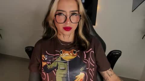 Snapshot of annikamerliahh_ chatting on February 3, 1:38 pm Annika online show from February 3, 1:38 pm