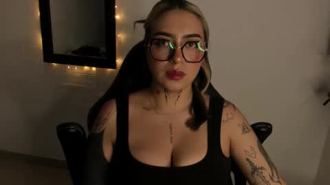 Snapshot of annikamerliahh_ chatting on February 19, 2:13 pm Annika online show from February 19, 2:13 pm