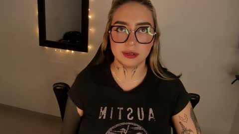 Snapshot of annikamerliahh_ chatting on February 20, 1:33 pm Annika online show from February 20, 1:33 pm