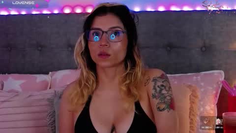 Snapshot of anntonellalee chatting on December 15, 9:08 pm Antonella Lee online show from December 15, 9:08 pm