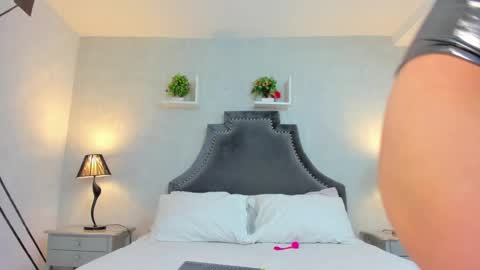 Anntonia Woods  online show from December 23, 1:13 pm