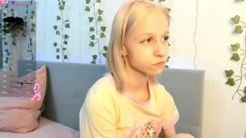 Snapshot of anny_0luv chatting on December 3, 10:35 am annymeow online show from December 3, 10:35 am