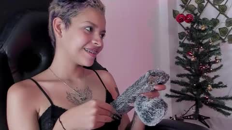 Snapshot of anny_kiitty_ chatting on December 16, 3:33 am Anny online show from December 16, 3:33 am