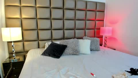 Snapshot of annyhizzle chatting on February 19, 12:25 am online show from February 19, 12:25 am