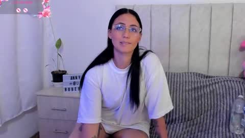Snapshot of annyroberts_89 chatting on November 4, 11:15 pm Anny online show from November 4, 11:15 pm