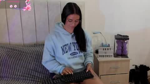 Snapshot of annyroberts_89 chatting on June 2, 8:22 pm Anny online show from June 2, 8:22 pm