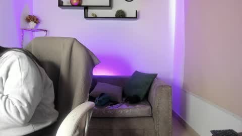 Snapshot of annyrosse_699 chatting on June 2, 12:51 pm annyrosse_699 online show from June 2, 12:51 pm