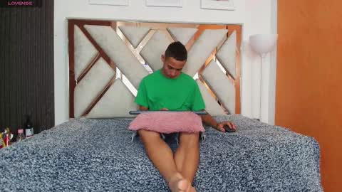 Snapshot of antonella_and_thiago_ chatting on November 20, 12:27 pm antonella_and_thiago_ online show from November 20, 12:27 pm