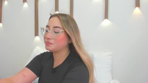 A N T O N E L L A  online show from February 21, 4:48 pm