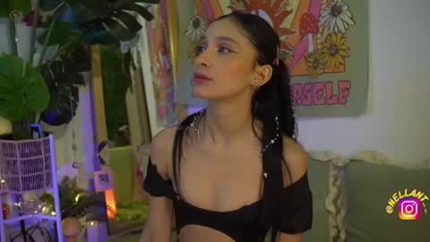 Snapshot of antonella_maitt chatting on October 18, 3:31 am Nell. online show from October 18, 3:31 am