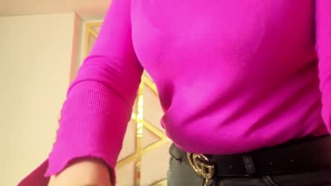 Snapshot of antonella_santorini chatting on May 25, 6:47 pm online show from May 25, 6:47 pm